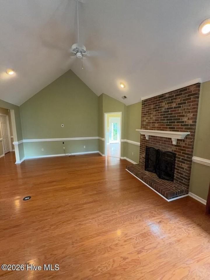 211 Bethesda Ct - Photo 7 of 39