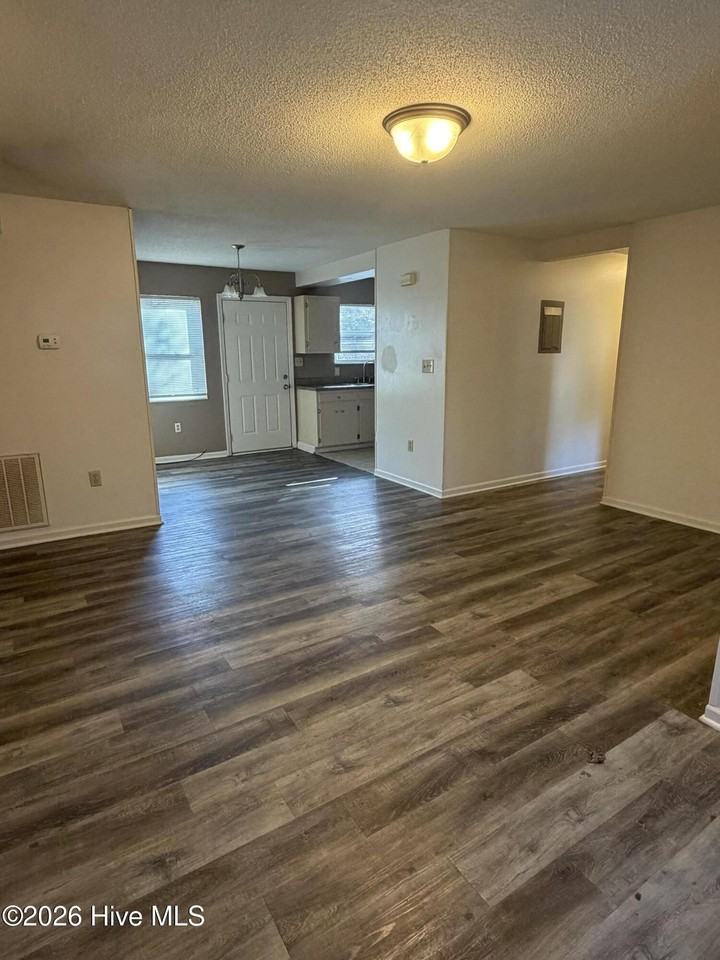 221 Cordell Cir - Photo 3 of 8