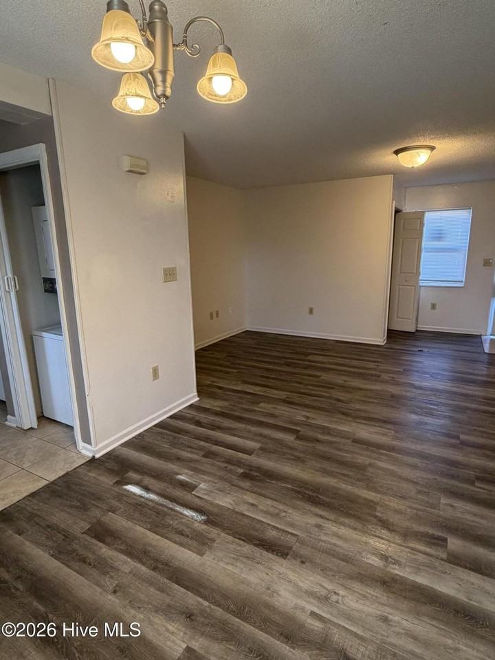 221 Cordell Cir - Photo 4 of 8