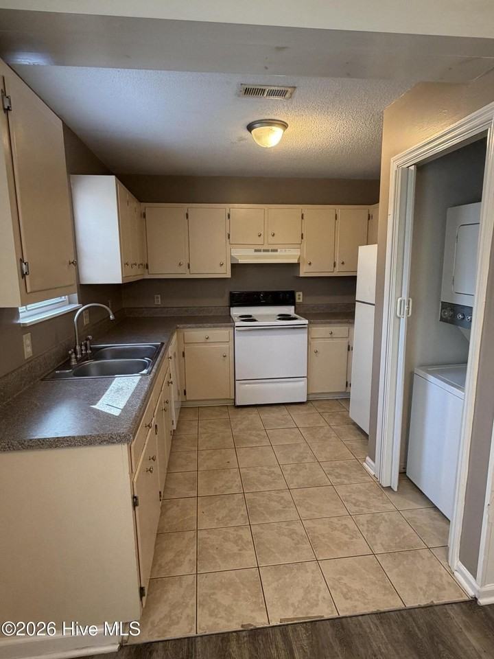 221 Cordell Cir - Photo 5 of 8