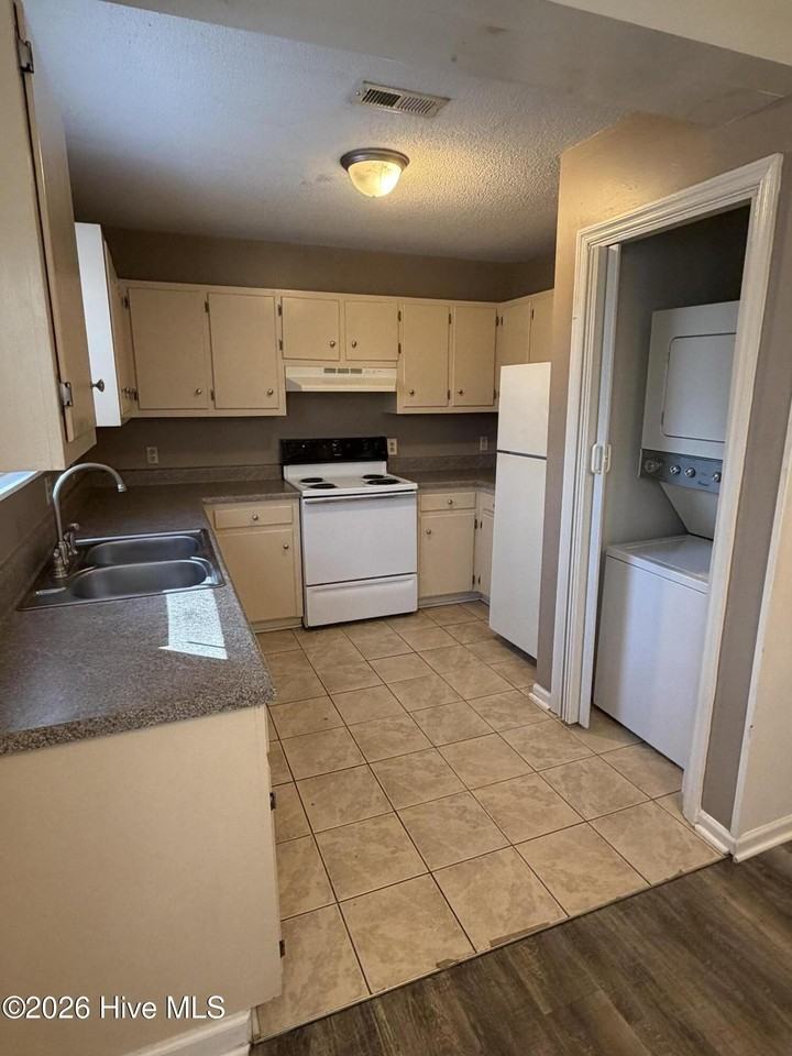 221 Cordell Cir - Photo 6 of 8