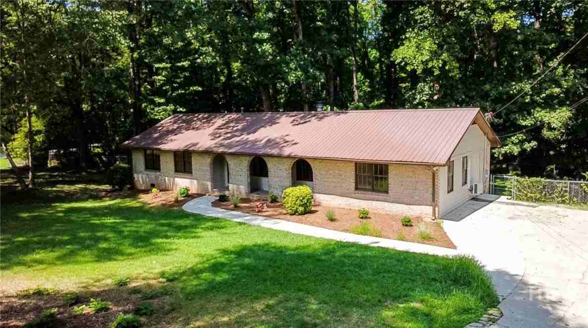 1191 Arrowhead Rd - Photo 3 of 40