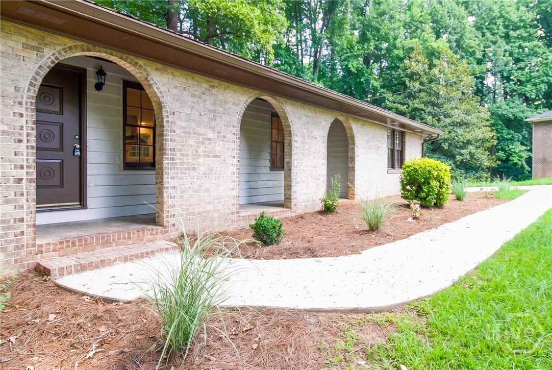 1191 Arrowhead Rd - Photo 4 of 40