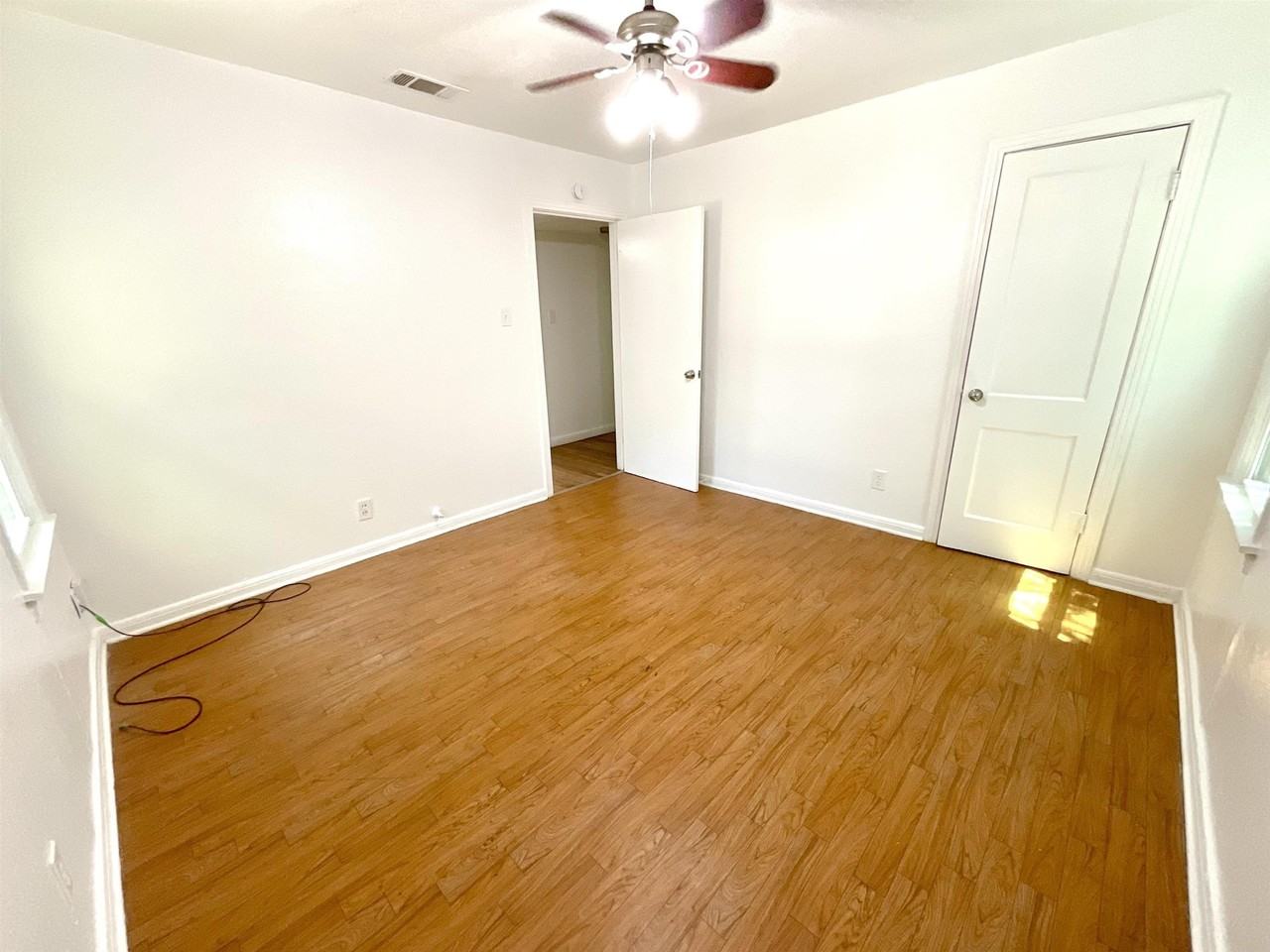 1007 Flag St - Photo 5 of 17