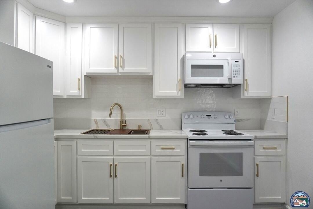 696 Yucca Dr #2 - Photo 3 of 14