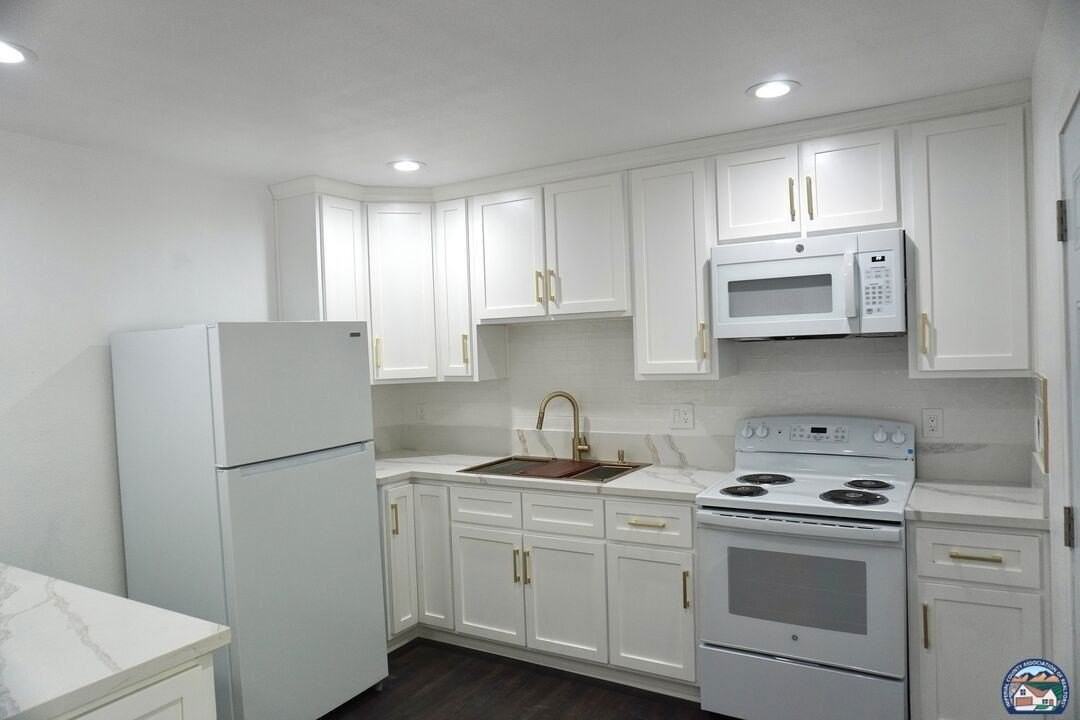 696 Yucca Dr #2 - Photo 4 of 14