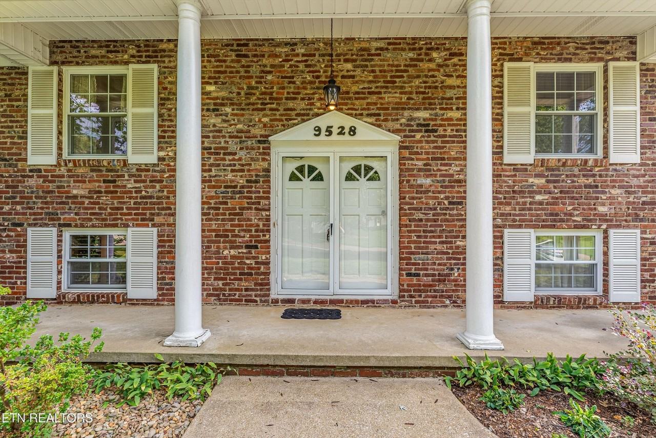9528 Gulf Park Dr - Photo 4 of 50