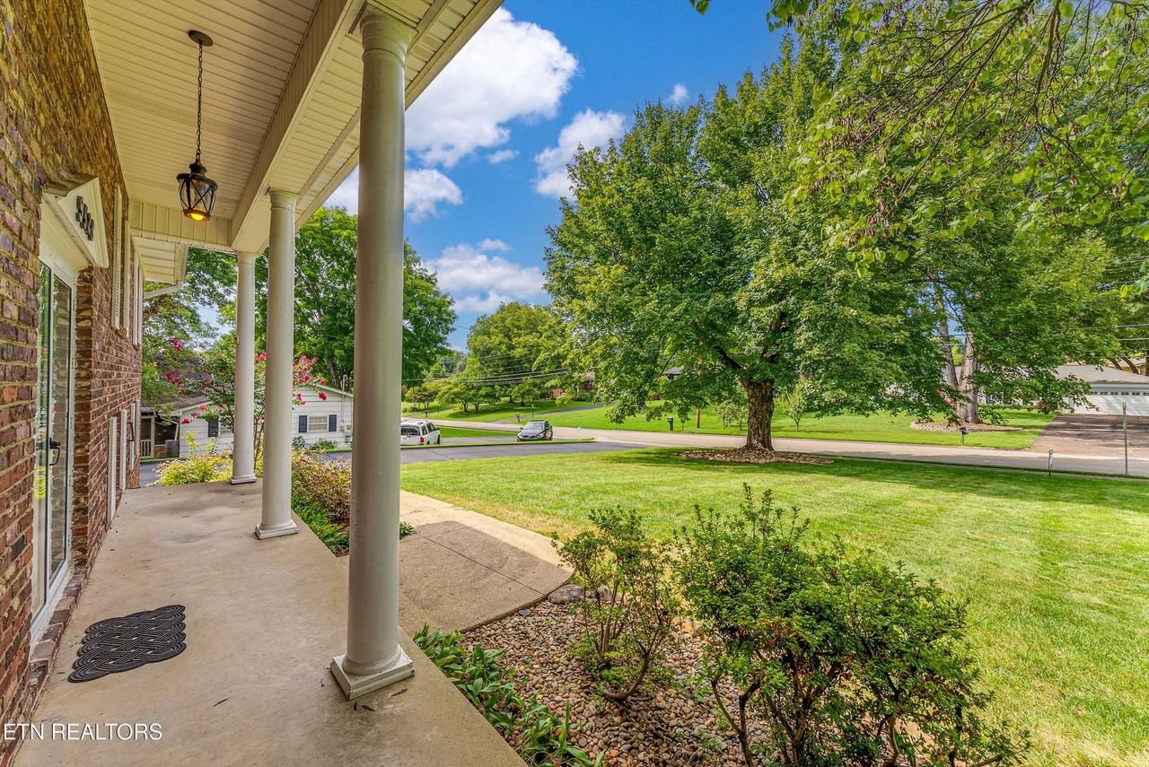 9528 Gulf Park Dr - Photo 5 of 50