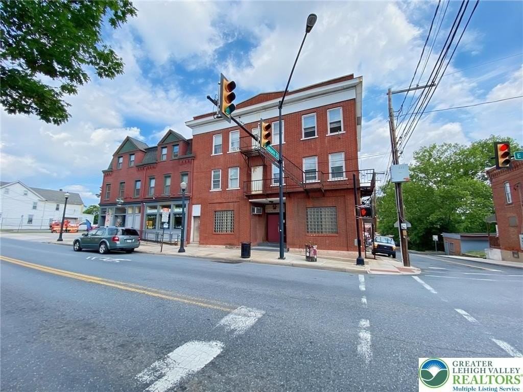 429 E 4th St #2ndFL - Photo 2 of 20