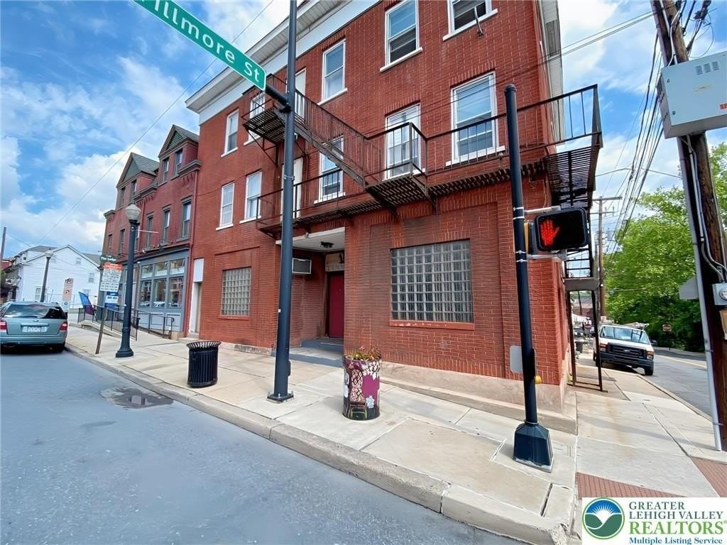 429 E 4th St #2ndFL - Photo 4 of 20