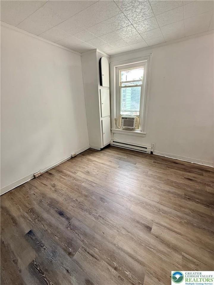 541 Park St - Photo 7 of 17