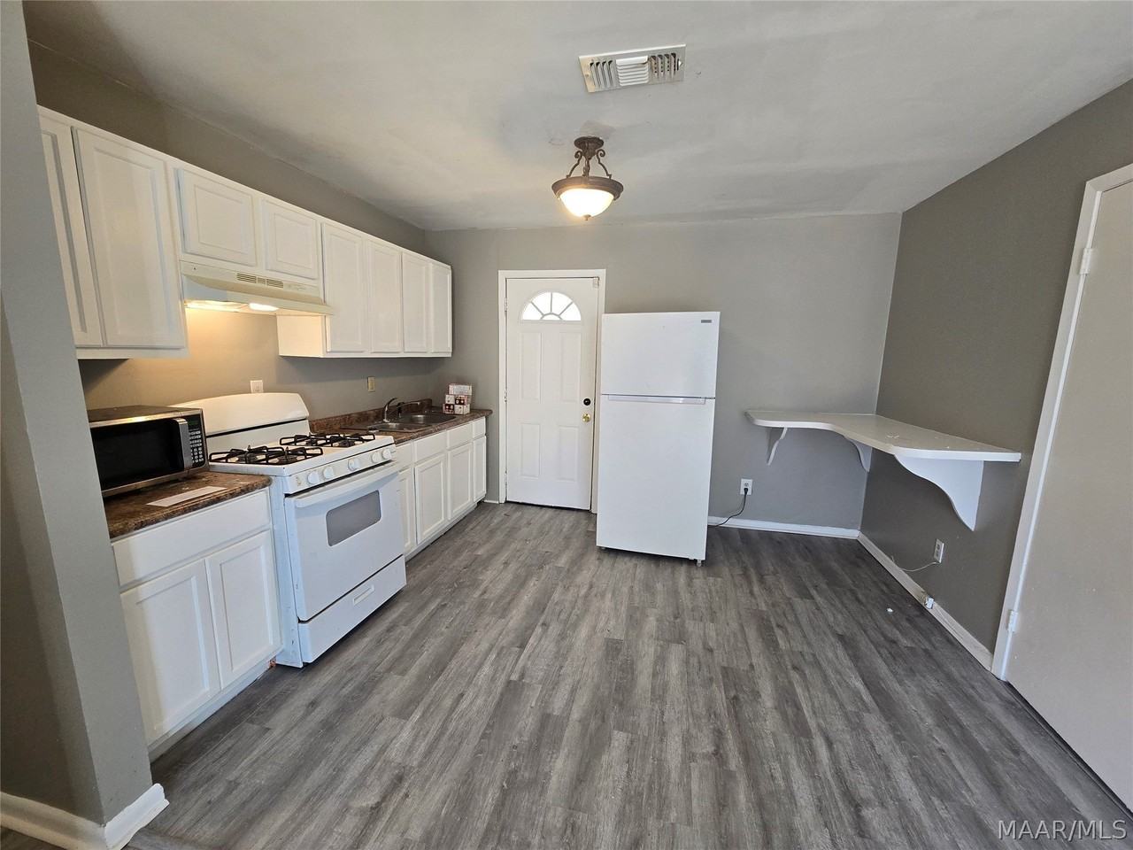 4104 Lone Oak Dr - Photo 3 of 7