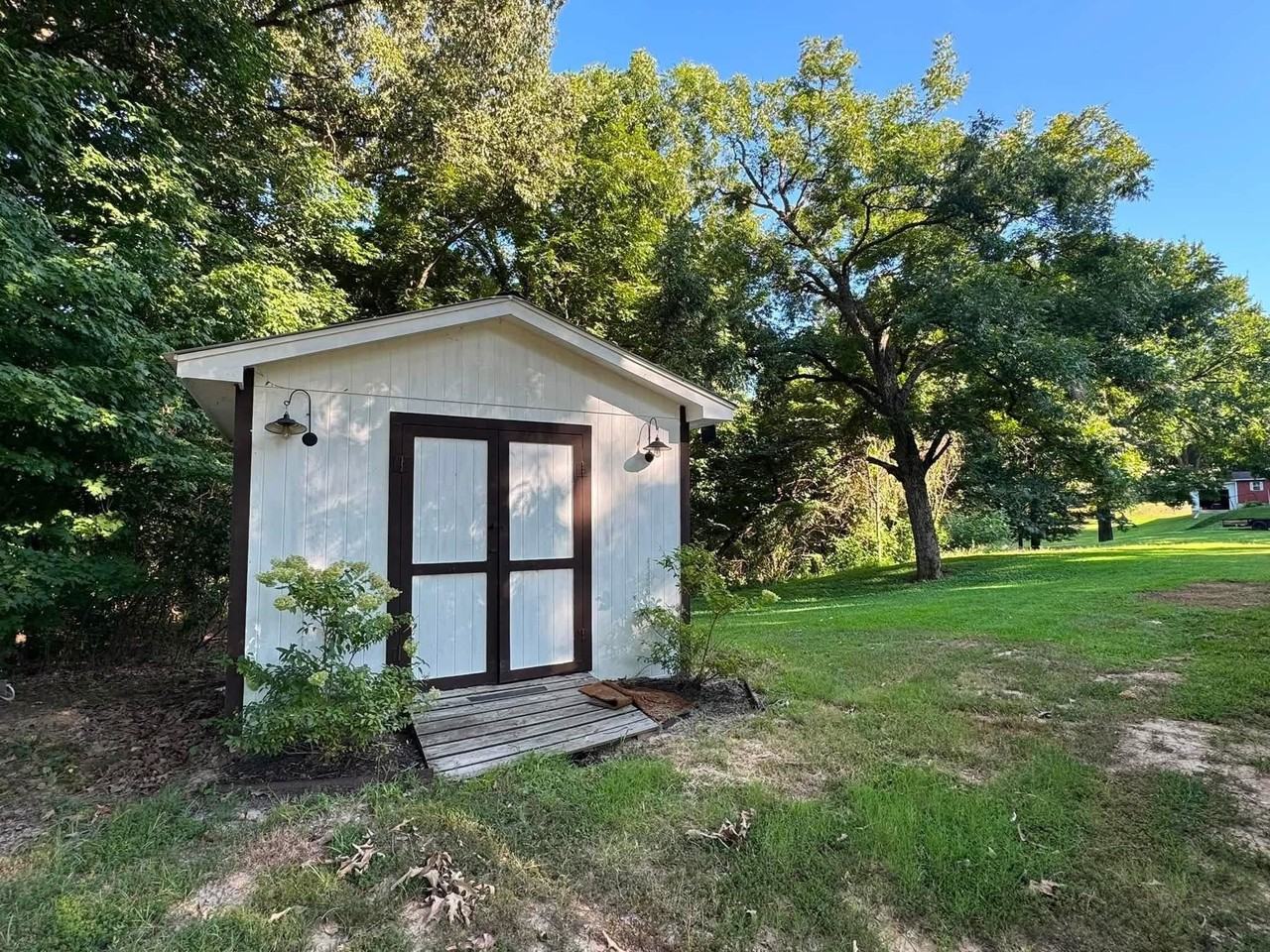 1498 Garland Dr - Photo 2 of 21