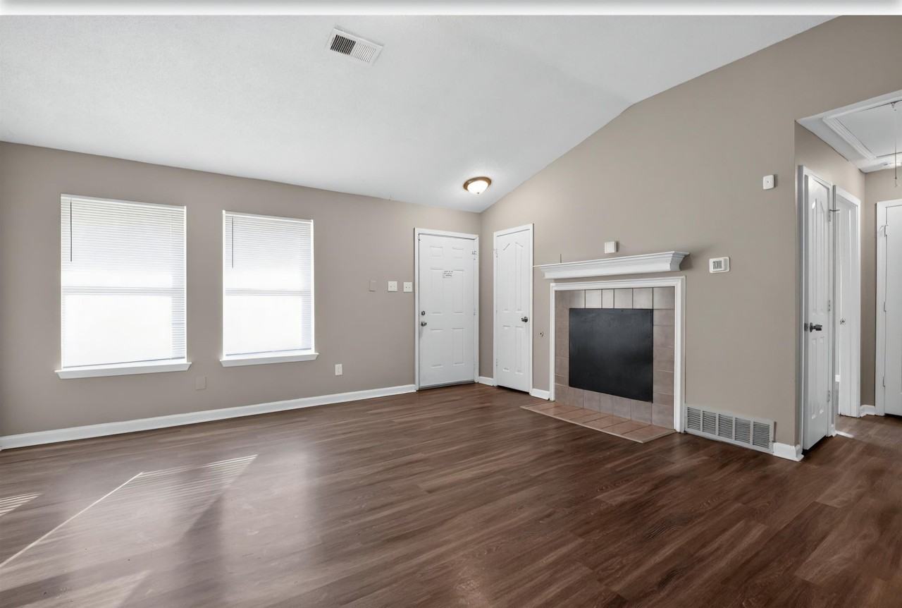 4393 Bishop Hills Dr - Photo 2 of 7