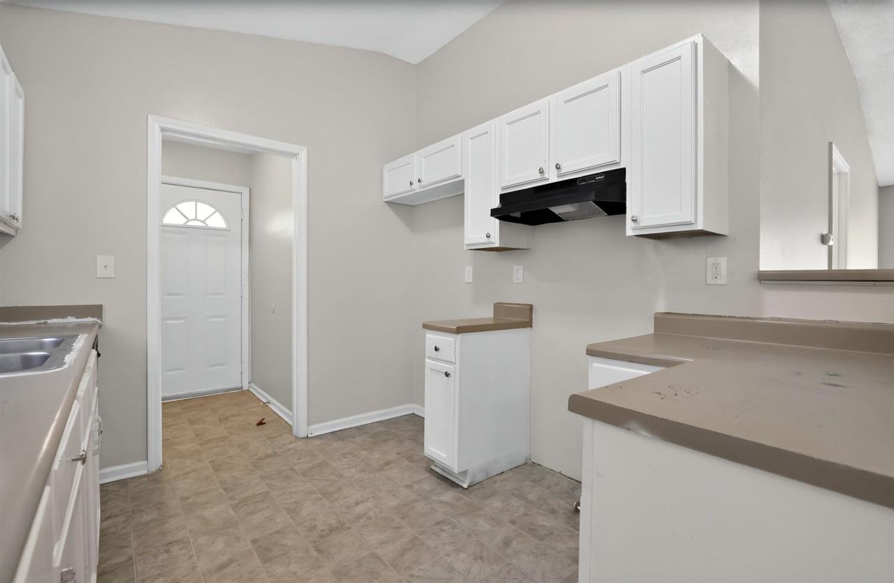 4393 Bishop Hills Dr - Photo 4 of 7
