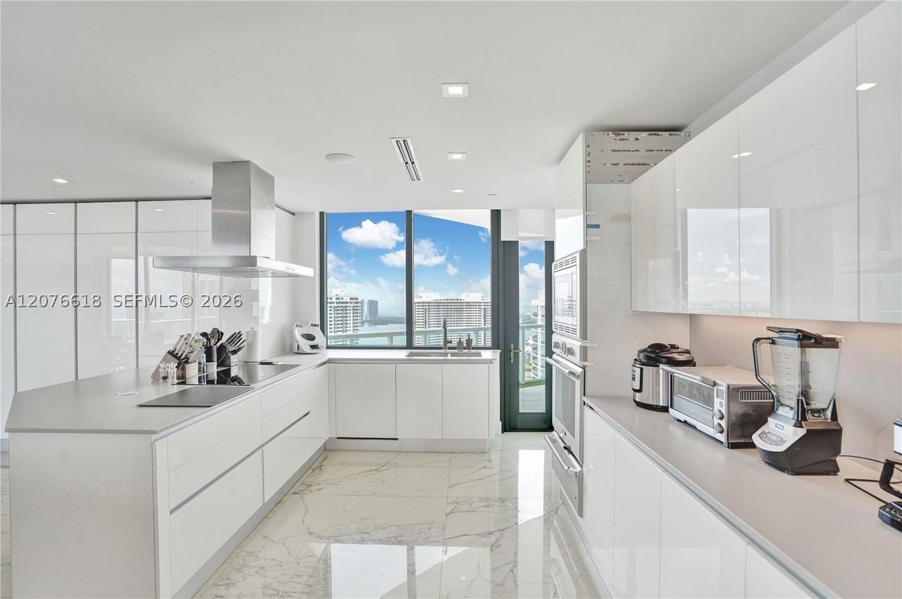 4000 Island Blvd #PH2 - Photo 7 of 50