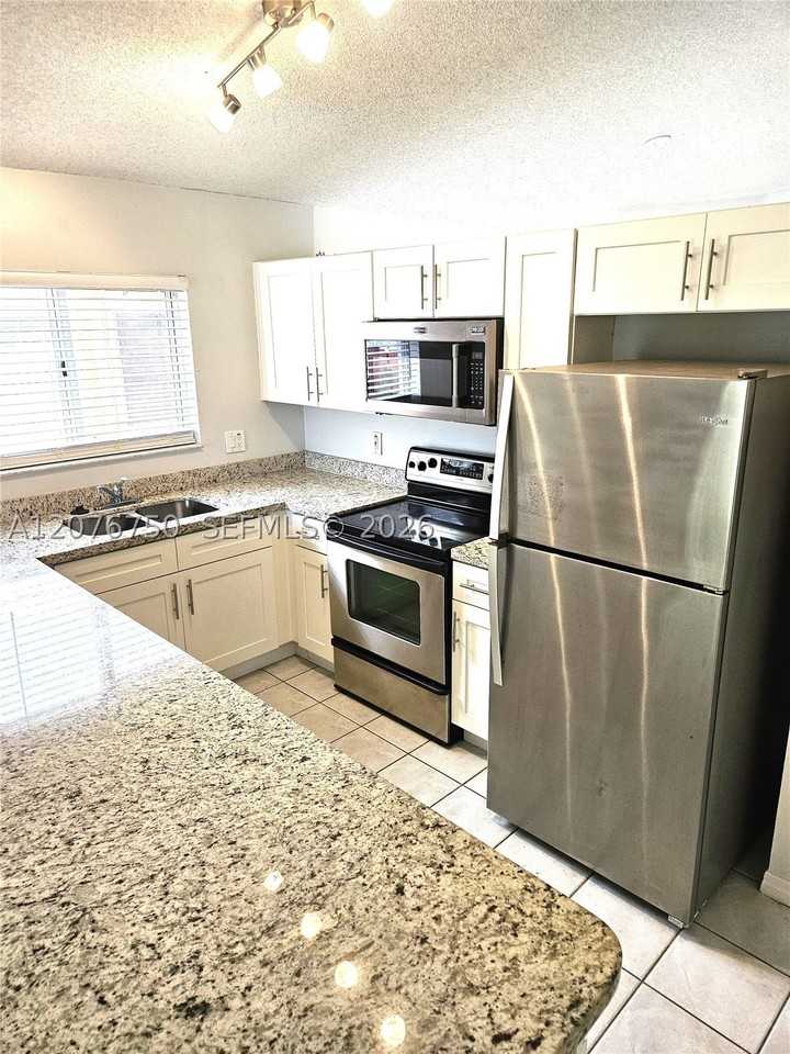 405 Kelly Ln - Photo 7 of 28