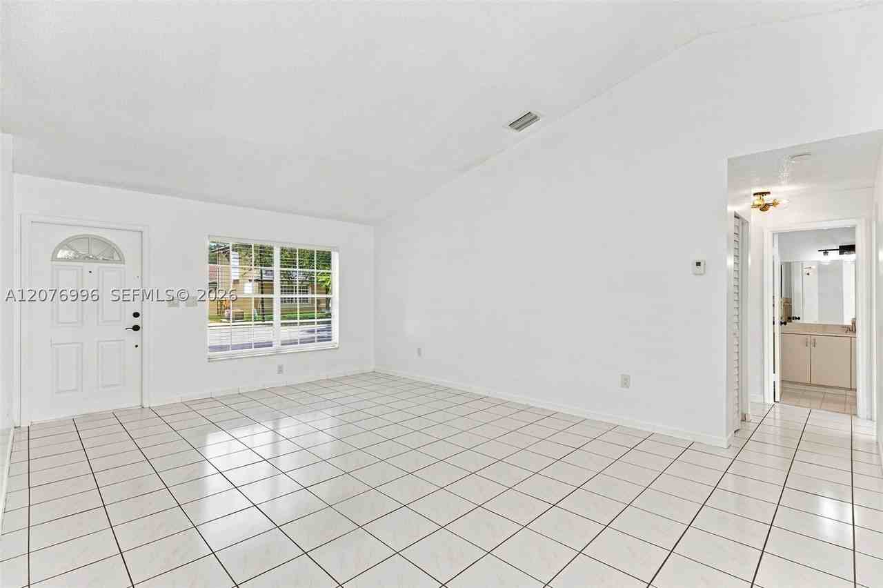 19181 Nw 89th Ave #1 - Photo 5 of 40