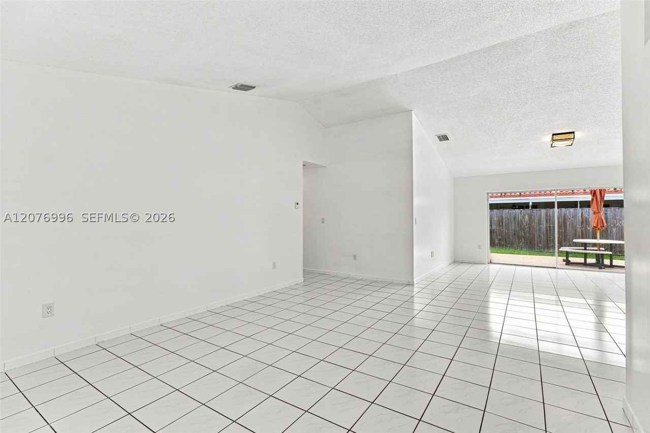 19181 Nw 89th Ave #1 - Photo 7 of 40