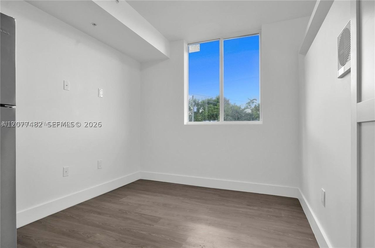 1620 Nw 18th St #305 - Photo 3 of 17