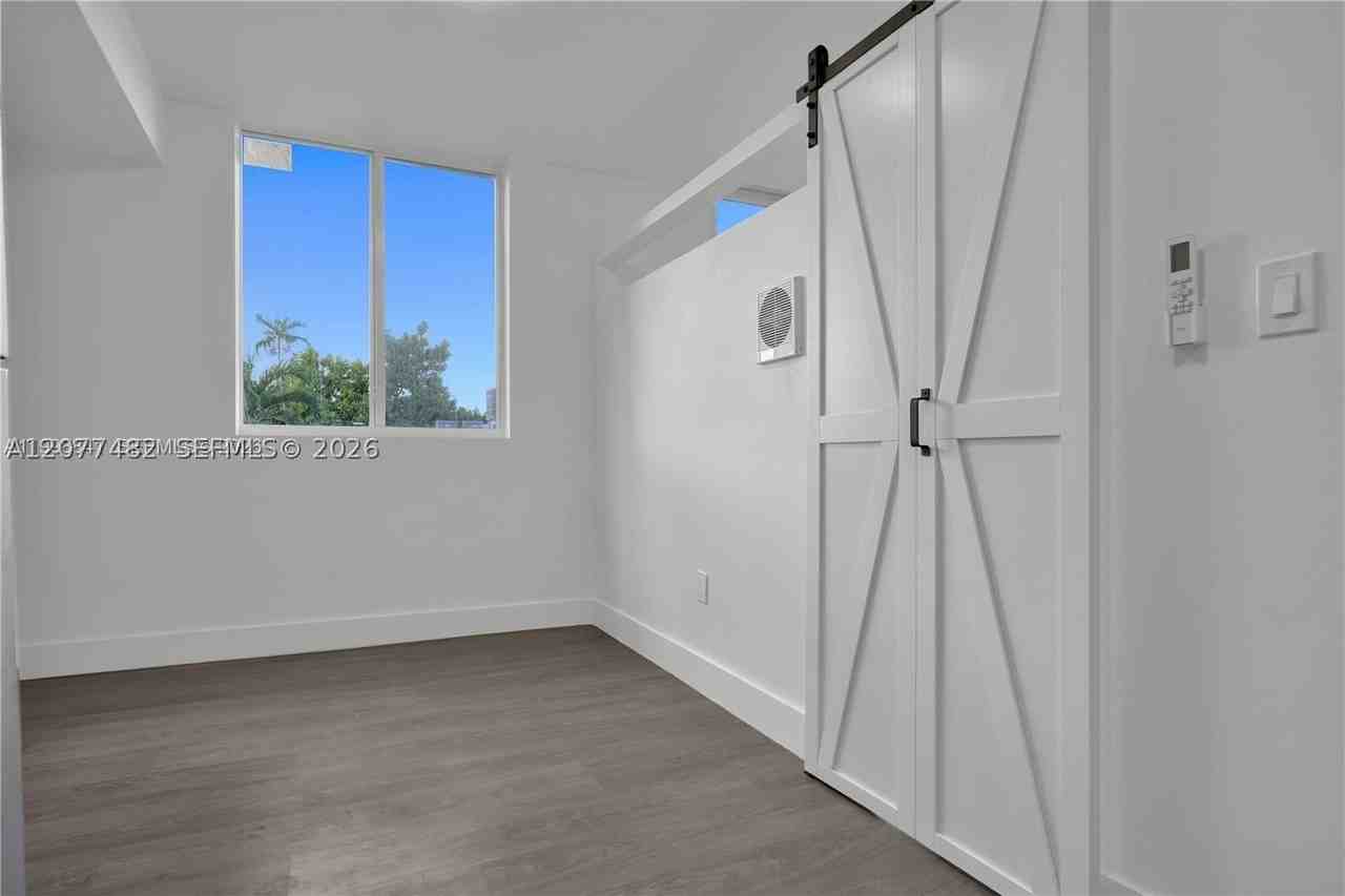 1620 Nw 18th St #305 - Photo 4 of 17