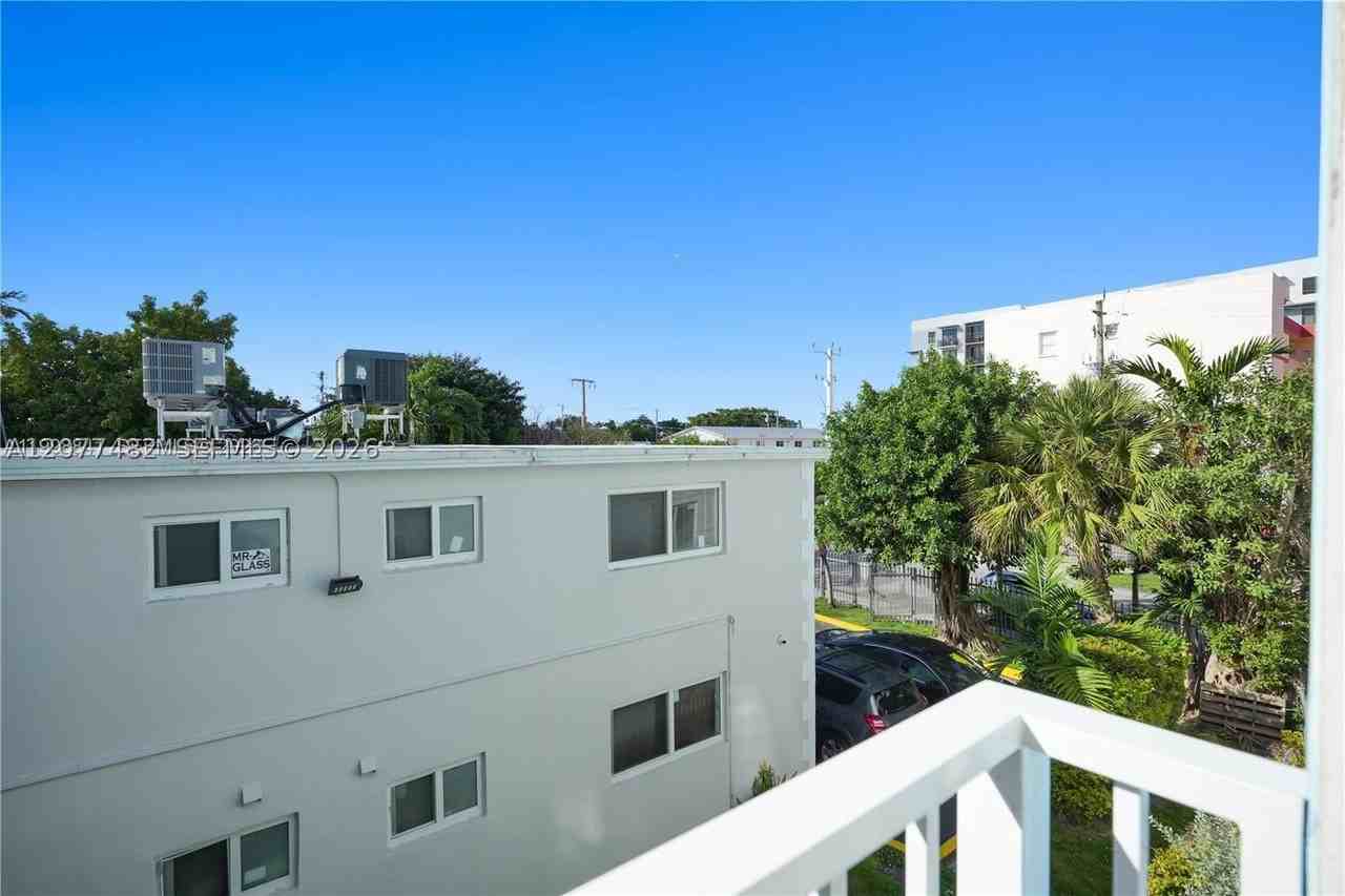 1620 Nw 18th St #305 - Photo 6 of 17