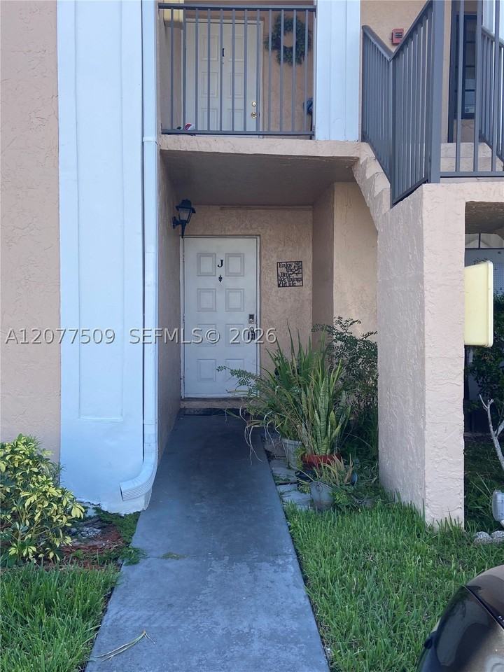 820 N Franklin Ave #820J - Photo 3 of 21
