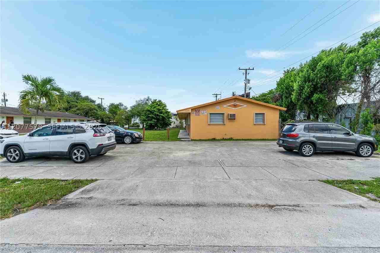 5926 Sw 27th St #B - Photo 2 of 11