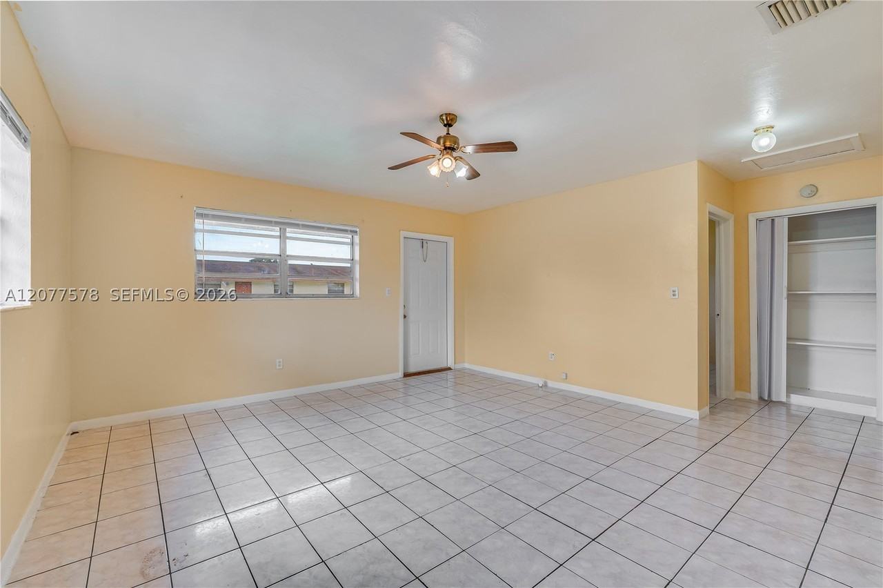 5926 Sw 27th St #B - Photo 3 of 11