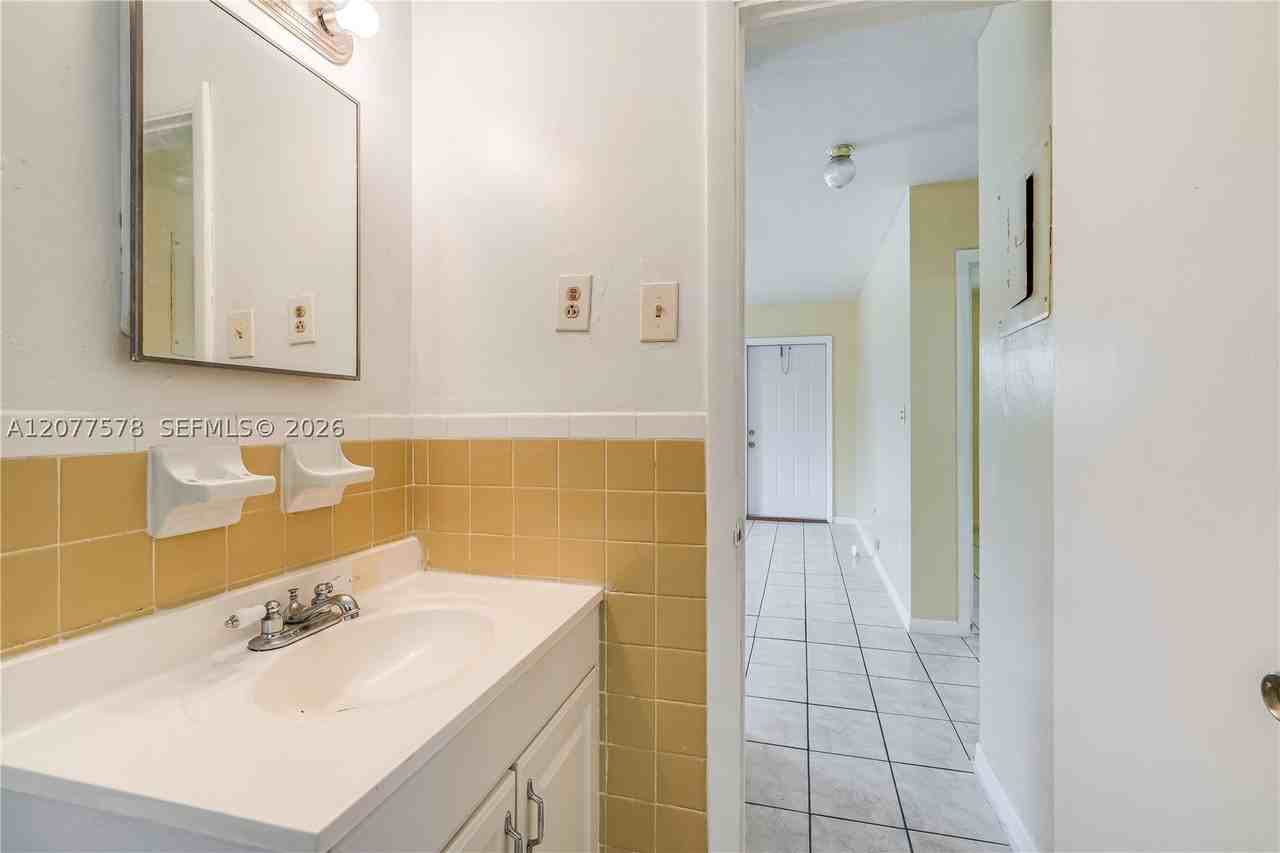 5926 Sw 27th St #B - Photo 5 of 11