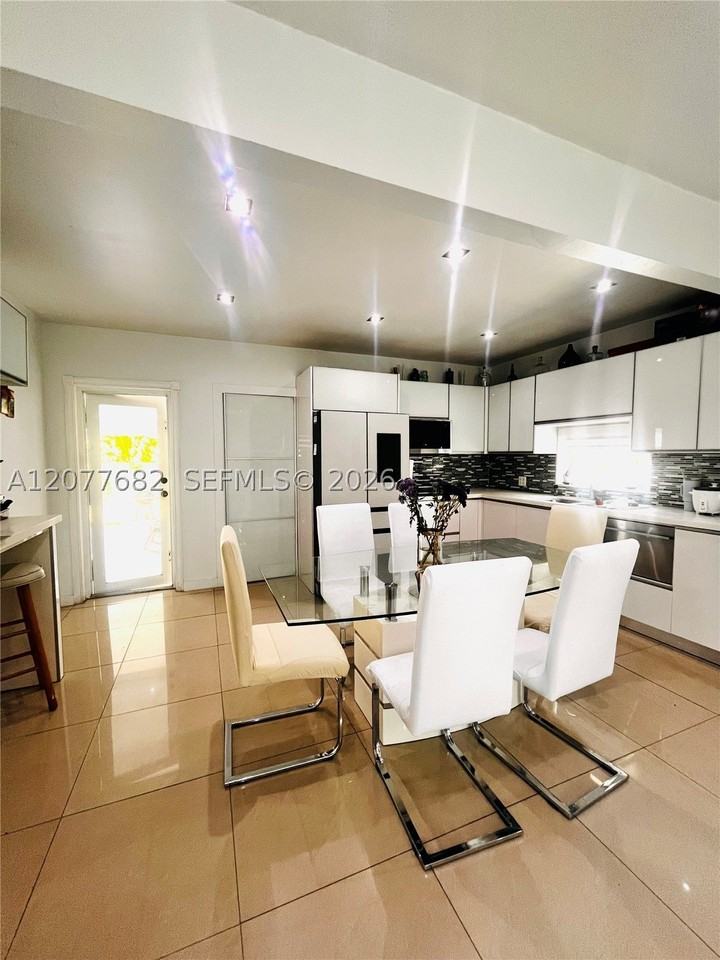 1920 Nw 32nd Ave - Photo 4 of 12