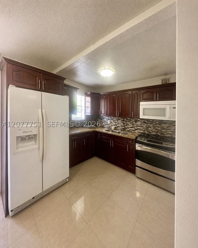 2361 Sw 27th St #1 - Photo 4 of 11