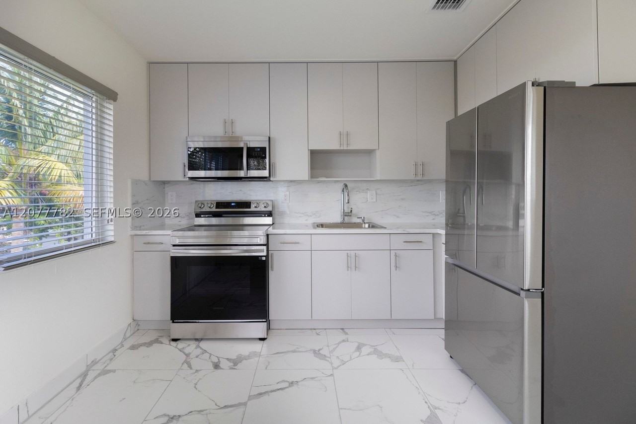 2323 Nw 15th St #2 - Photo 5 of 14