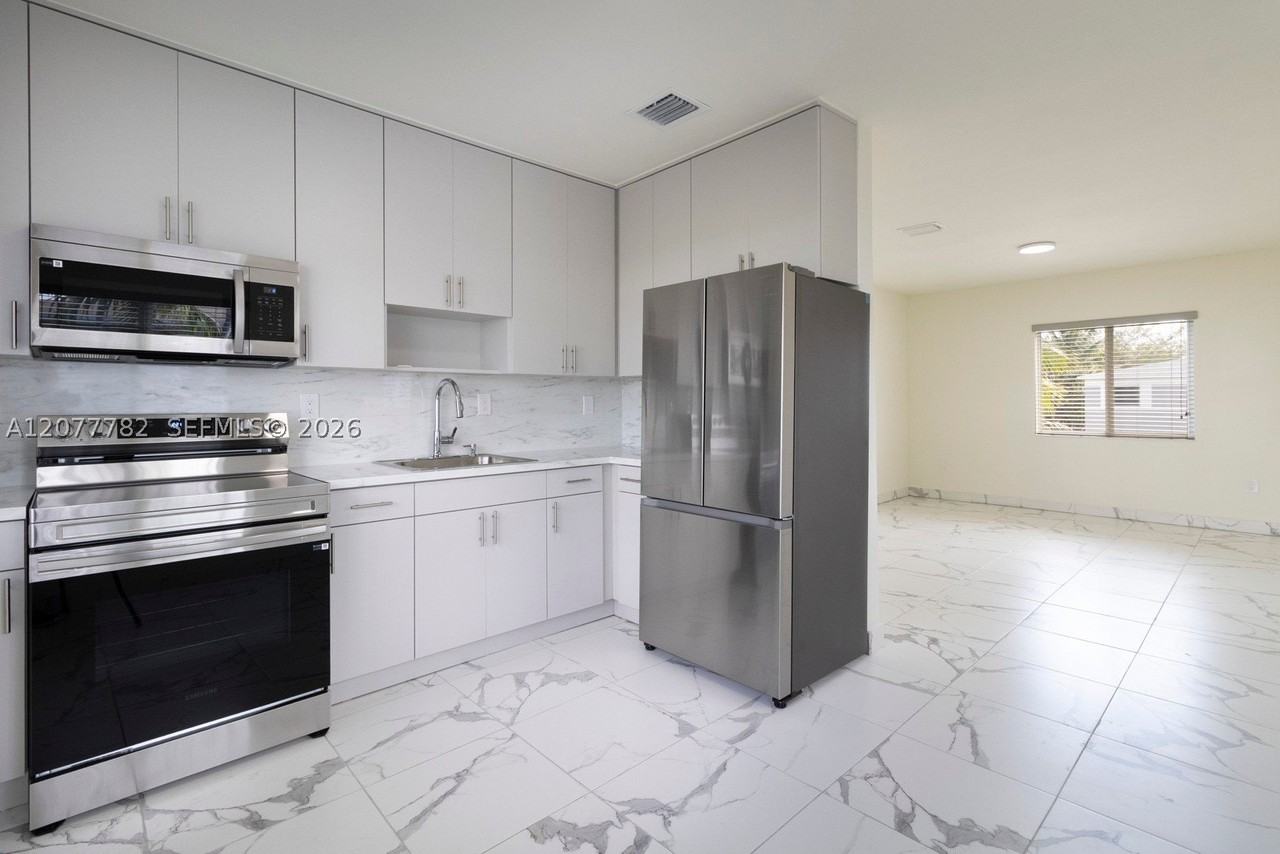 2323 Nw 15th St #2 - Photo 6 of 14