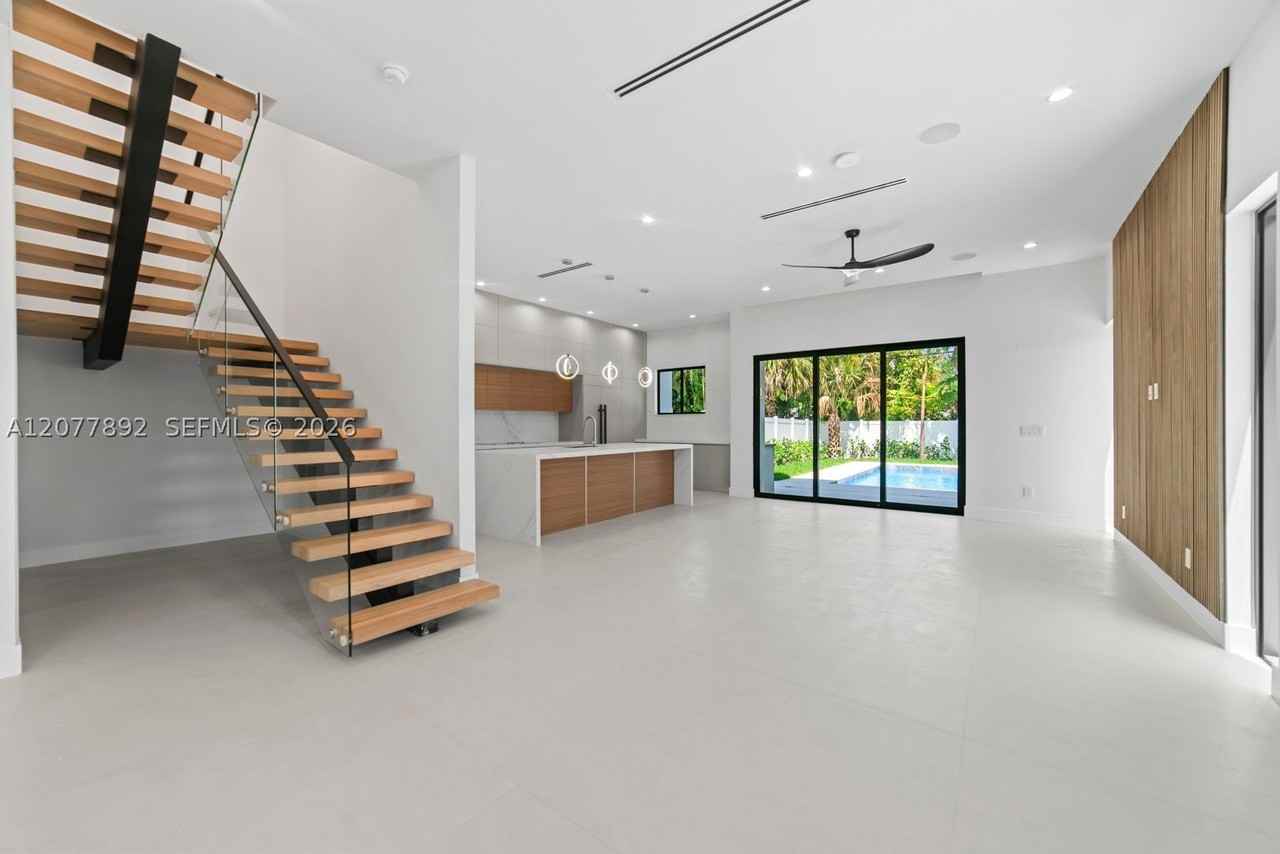 1320 Ne 16th Ave - Photo 7 of 30