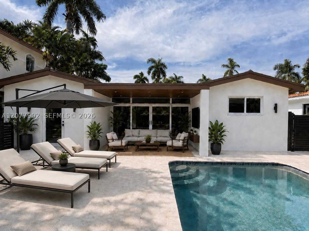 1116 Hollywood Blvd - Photo 3 of 12