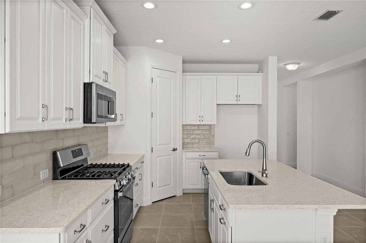 10366 Lake George Ave - Photo 4 of 29