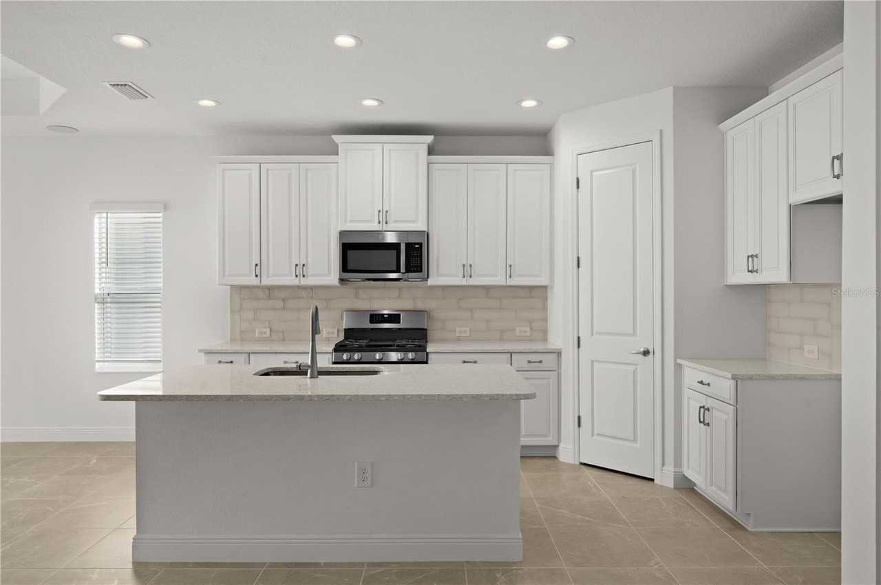 10366 Lake George Ave - Photo 5 of 29
