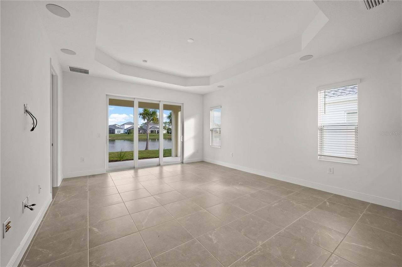 10366 Lake George Ave - Photo 6 of 29