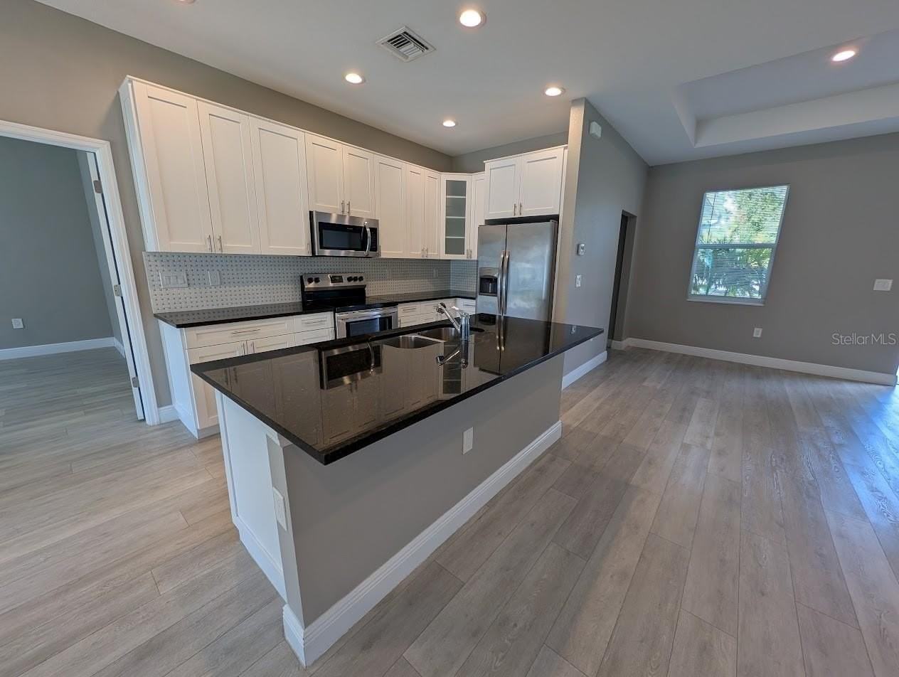 1643 Jeannin Dr - Photo 2 of 41