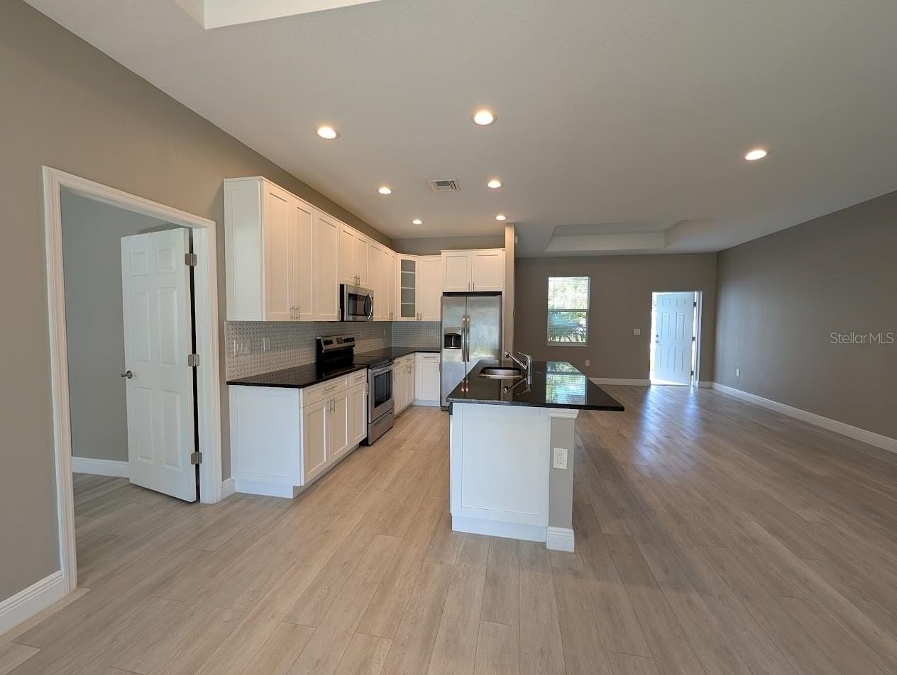1643 Jeannin Dr - Photo 3 of 41