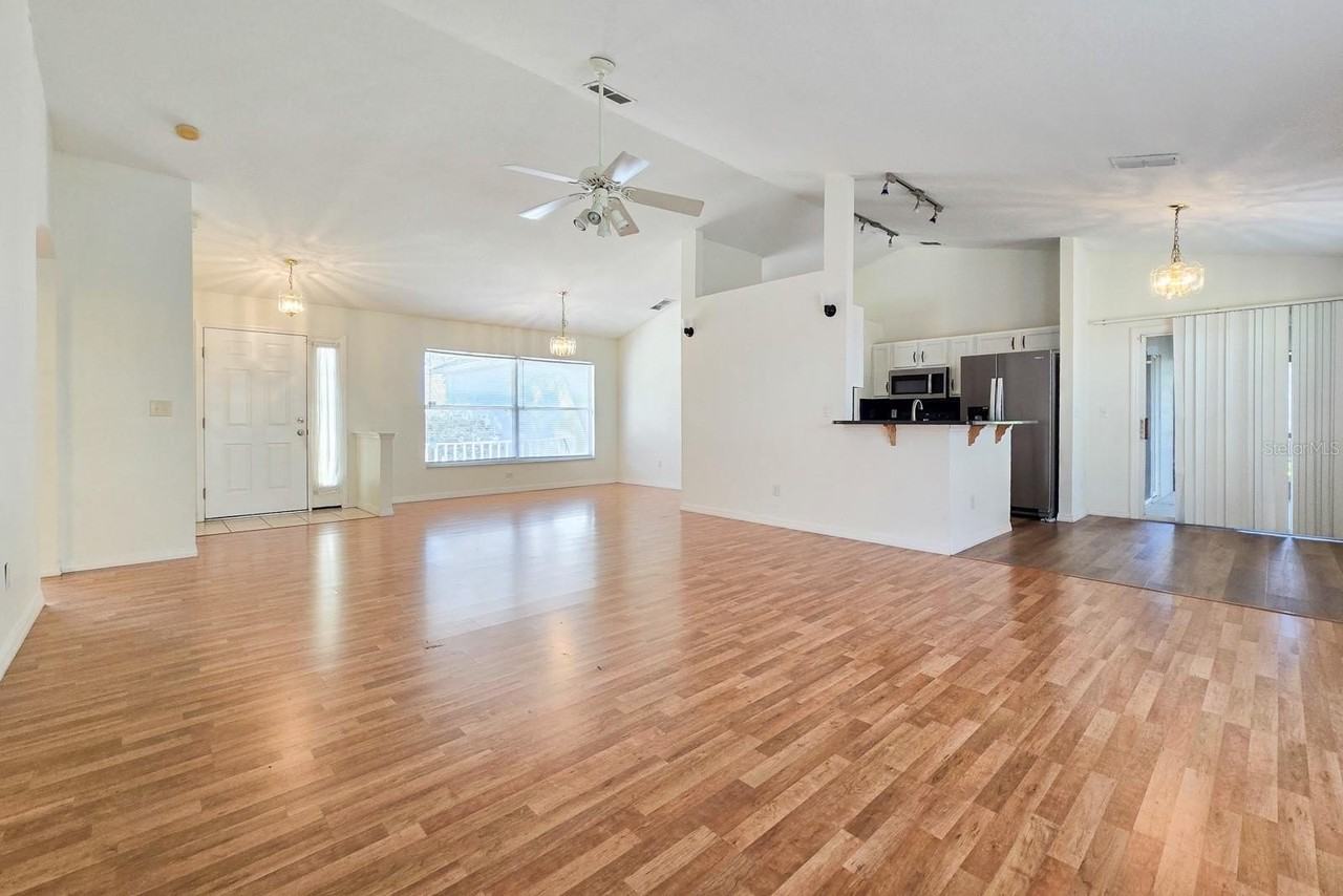 10417 Lake Hasson Cir - Photo 3 of 20