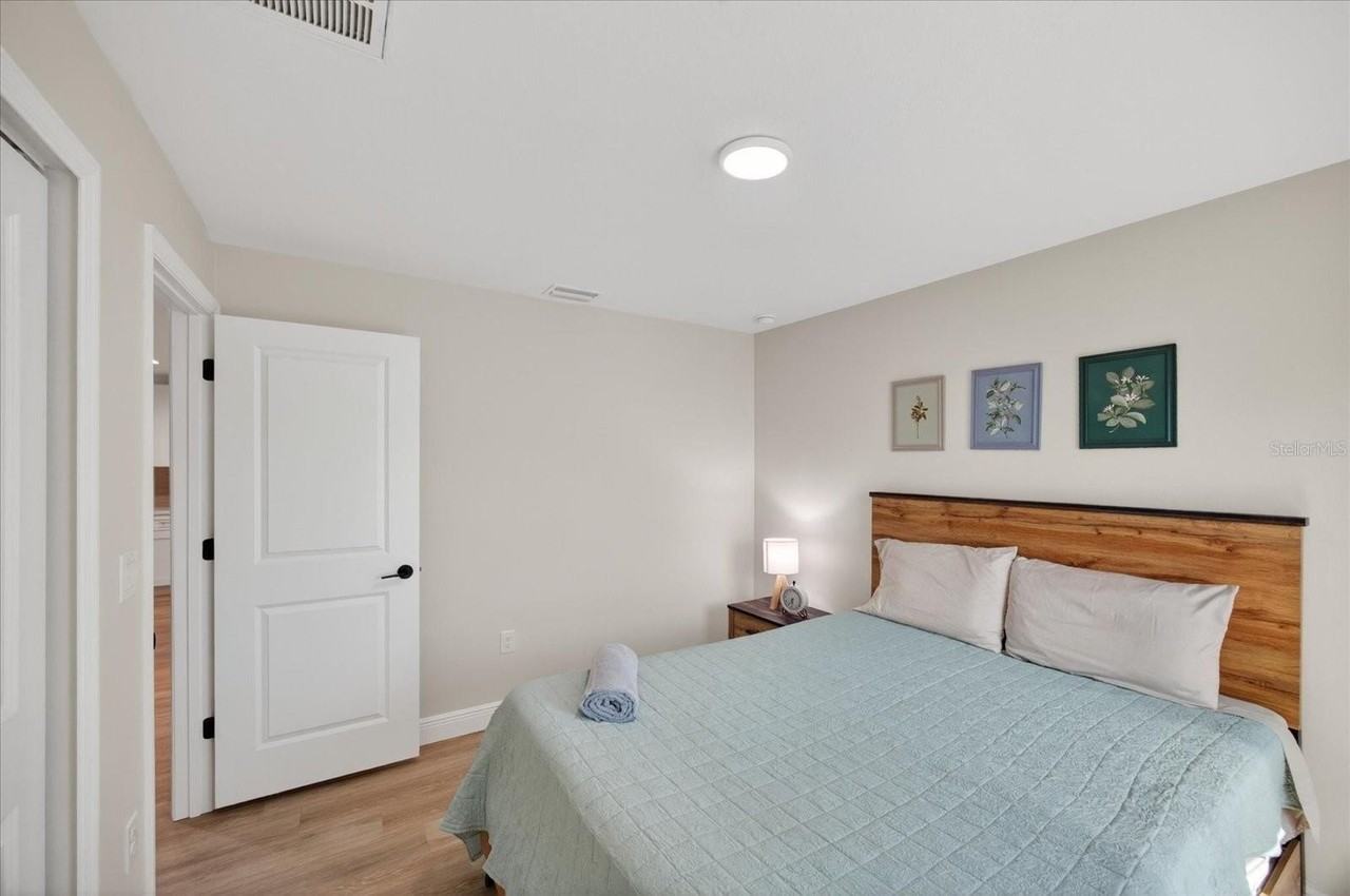 12114 Clarendon Ave - Photo 4 of 28
