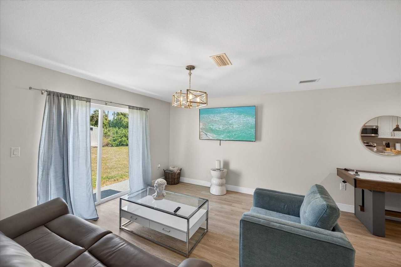 12114 Clarendon Ave - Photo 6 of 28
