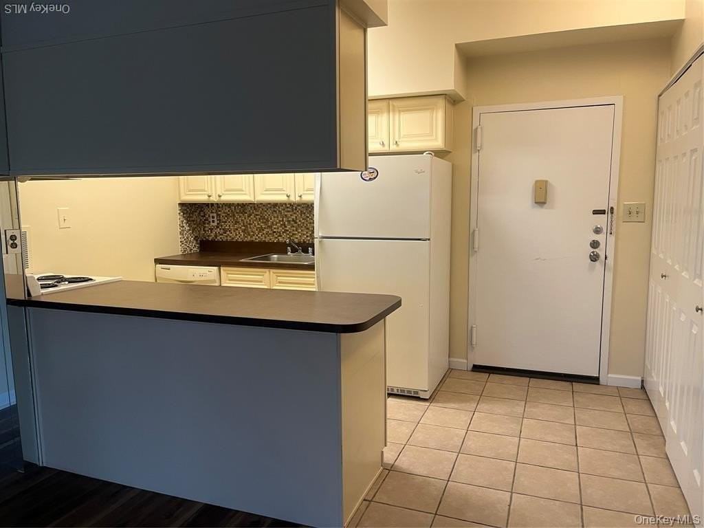 725 Miller Ave #123 - Photo 3 of 17