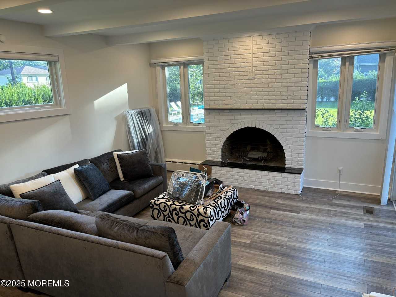 55 Pinewood Ave - Photo 4 of 24