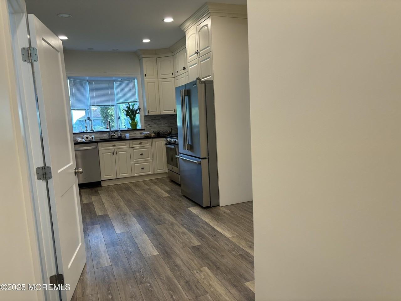 55 Pinewood Ave - Photo 6 of 24