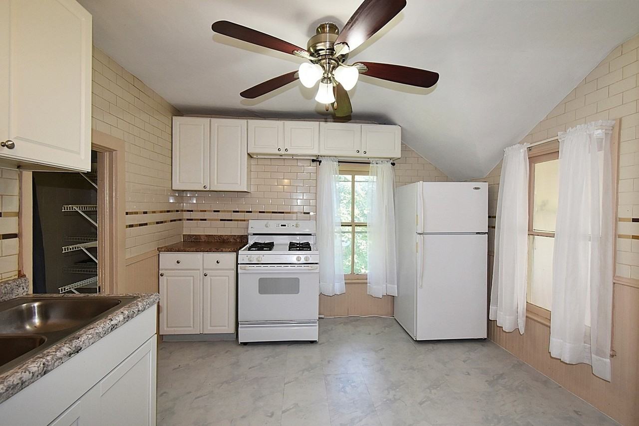 105 N Jefferson St #2 - Photo 3 of 17
