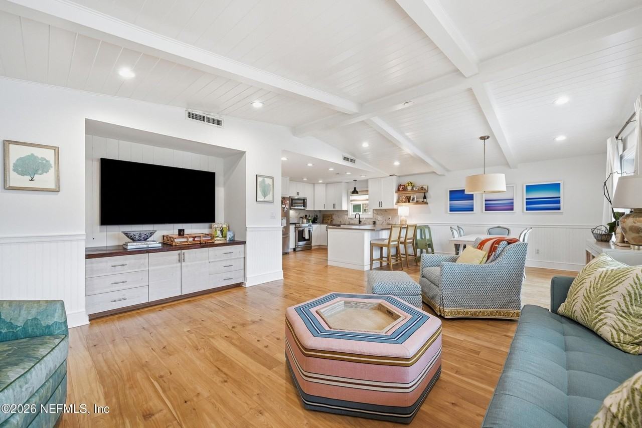 1440 Beach Ave - Photo 3 of 8