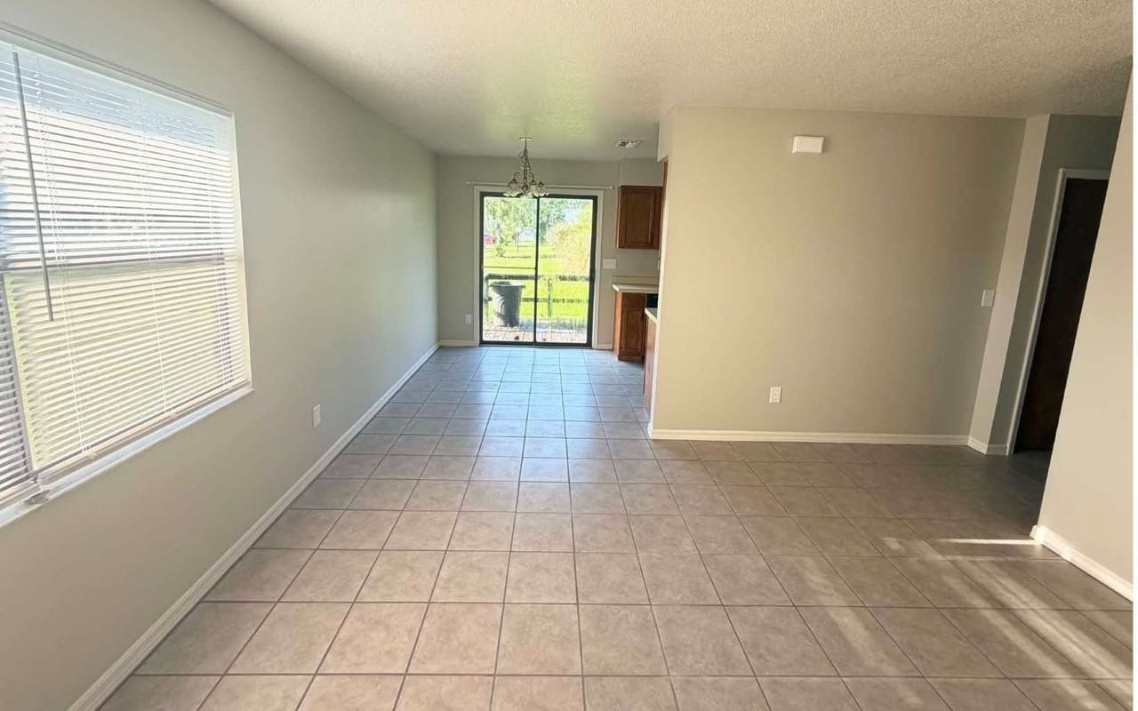 3750 Nw Huntsboro St Apt 102 - Photo 2 of 7